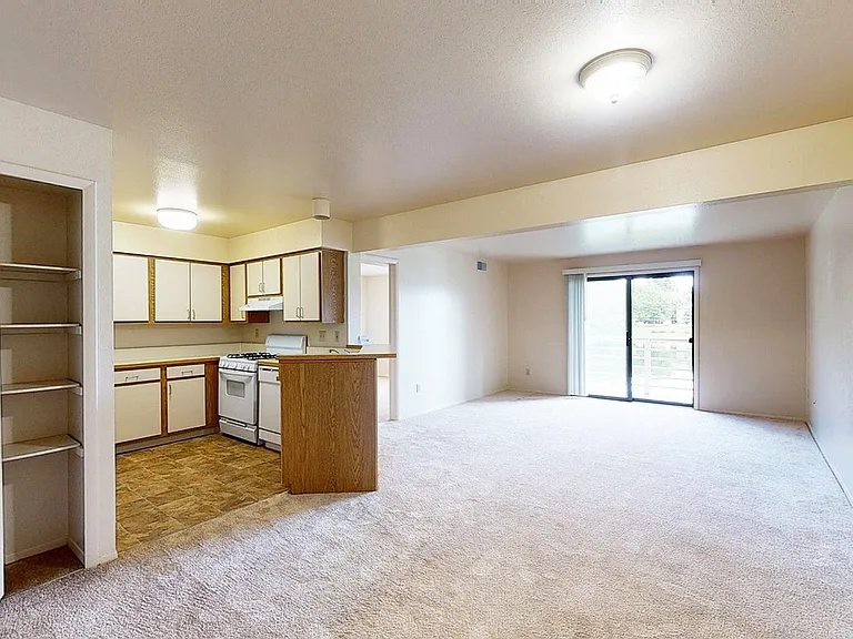 Emerald Park Apartments — Photo 13