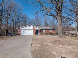 7045 S Pleasant Ridge Dr, Fayetteville, AR 72704