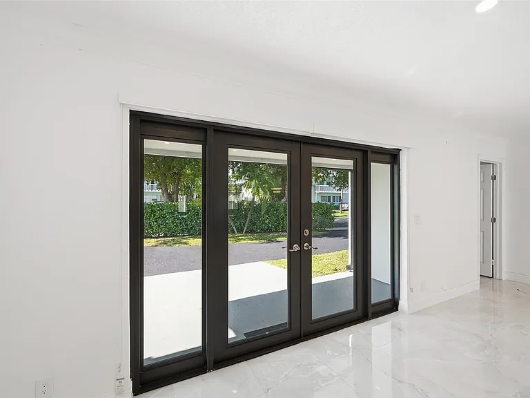 1400 SE 8th Ave — Photo 14