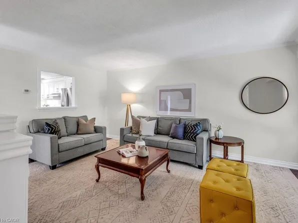 2527 Mainroyal St, Mississauga, ON L5L 1E1