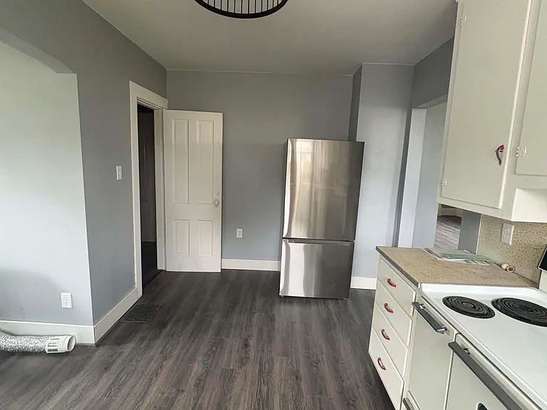 210 E 3rd St — Photo 10