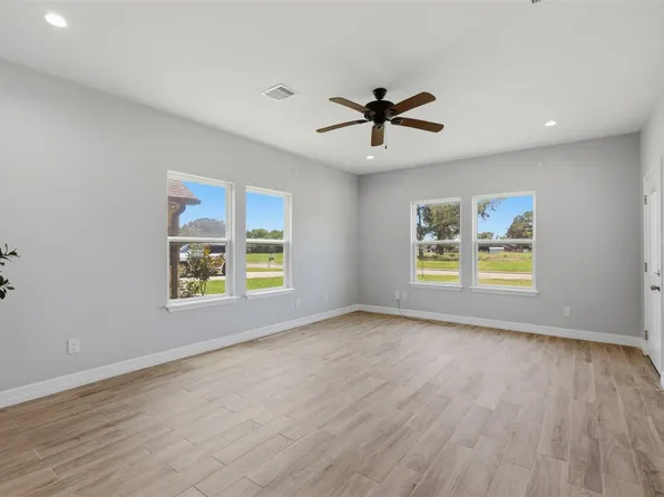 249 McDade St, Hempstead, TX 77445