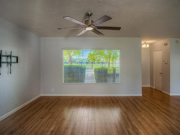 1526 W Windsor Ave — Photo 36