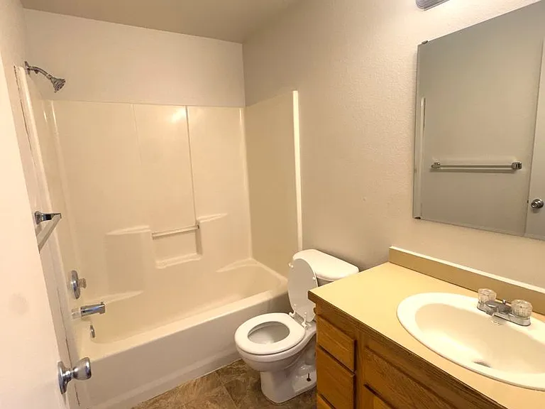 1305 E Belmont St — Photo 8