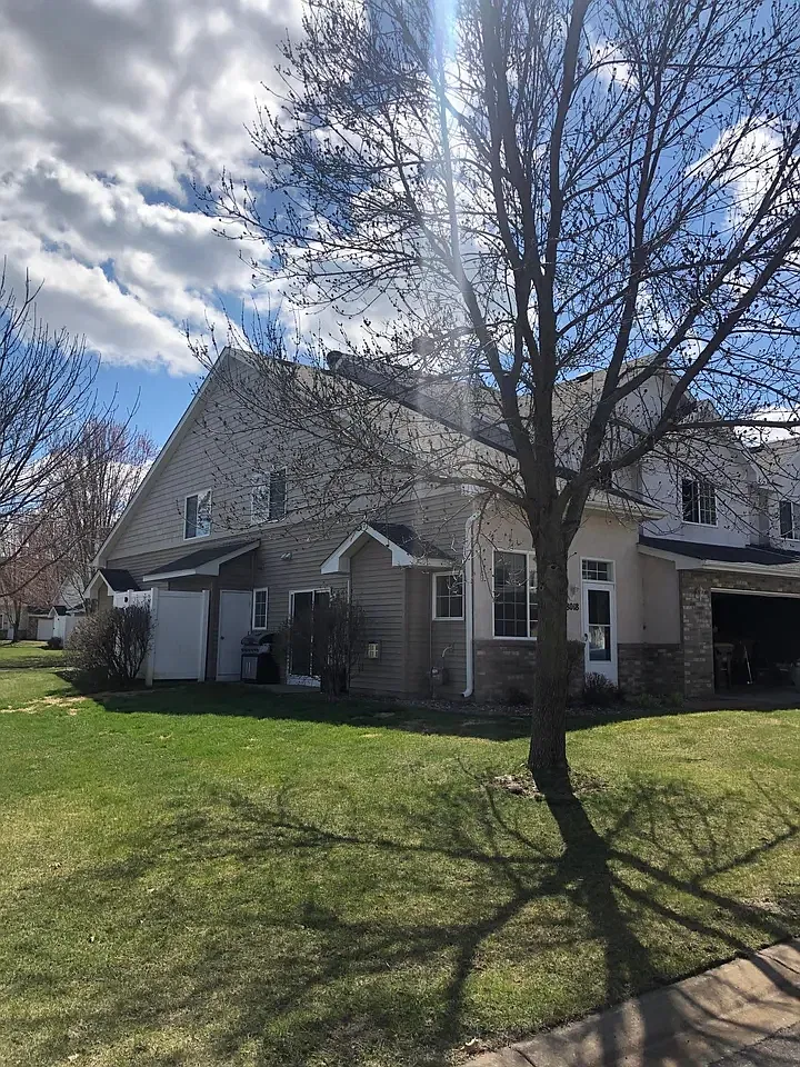 3 bed, 1.5 bath, 1510 sqft, $2,300 — Photo 2