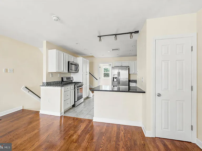 1215 Crease St — Photo 4