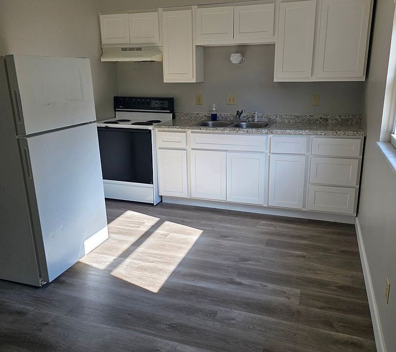 1st image of 125 W 1st St