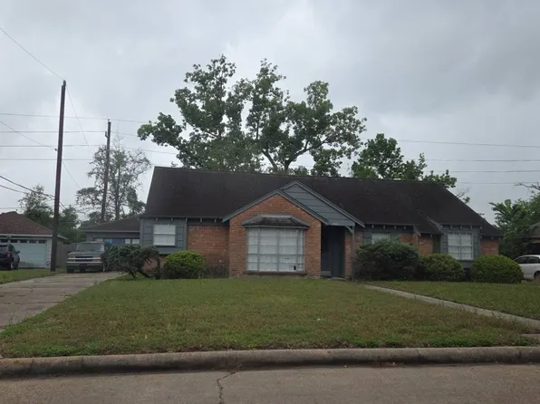 15611 Falling Creek Dr, Houston, TX 77068