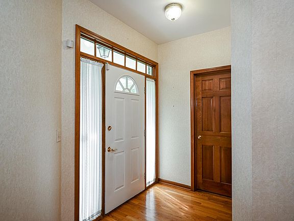 4th image of 22W504 Lakeside Dr