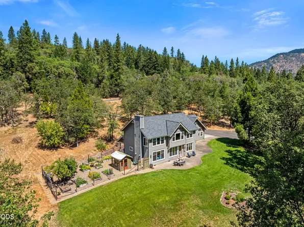 375 Mountain Paradise Dr, Grants Pass, OR 97526