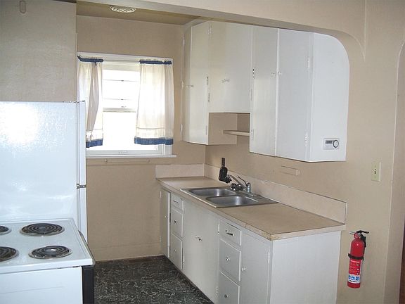 5th image of 104 Alderson Ave