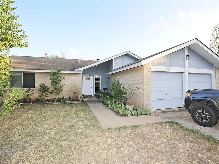 204 Deerfield Park Dr — Photo 1