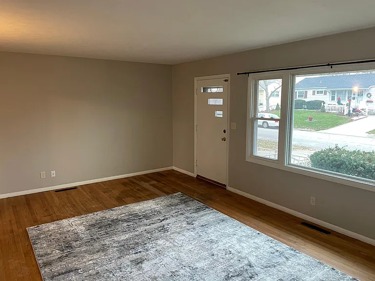 19 E Carroll Dr — Photo 2