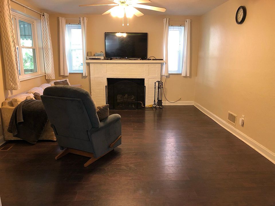 Living Room w/ gas fireplace