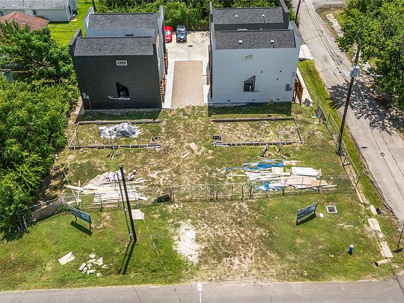 3rd image of 2108 Des Chaumes St