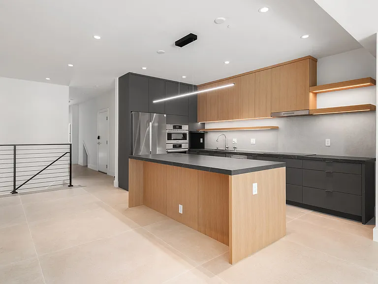 660 Carolina St — Photo 11