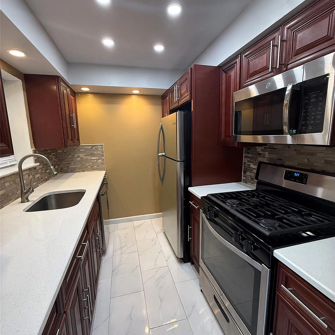 2 bed, 1.0 bath, 2052 sqft, $2,500 — Photo 1