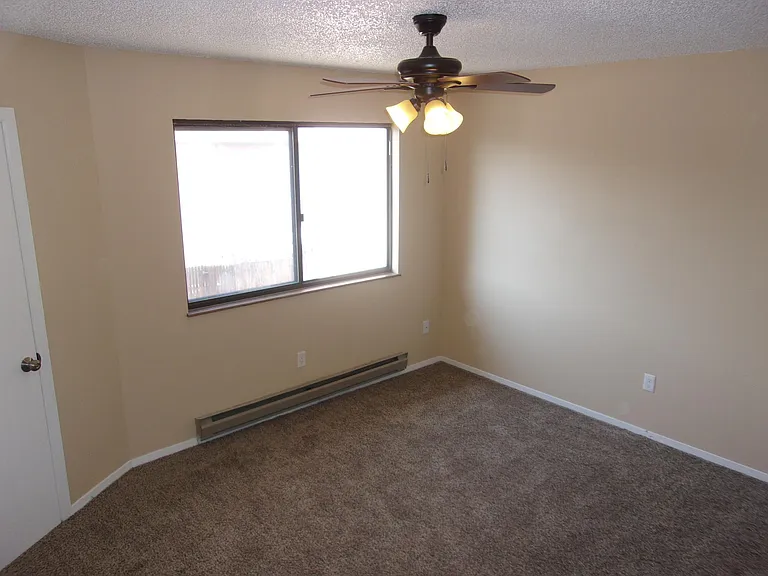 1138 Darby St — Photo 10