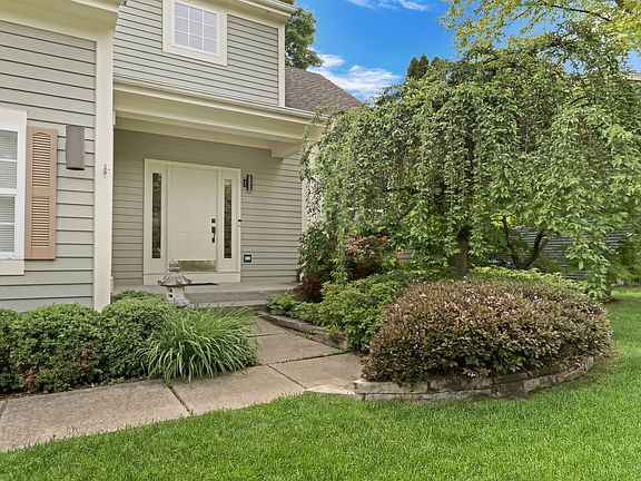 2nd image of 1211 Laurel Ln