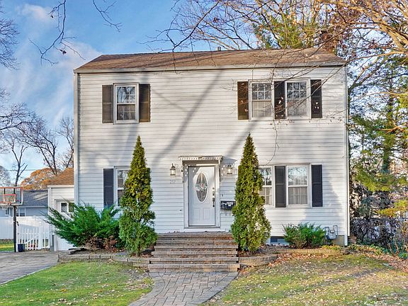 2nd image of 257 Lawrence Avenue