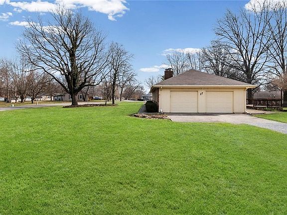 4th image of 27 Circle Dr