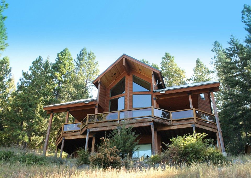 Three story home with views of Lake Cle Elum from every level!