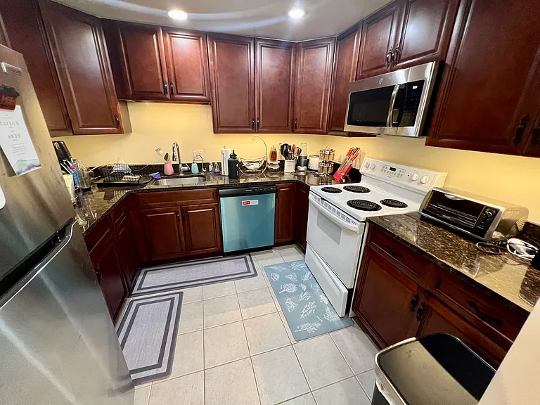1975 Kennedy Dr #1975 — Photo 3