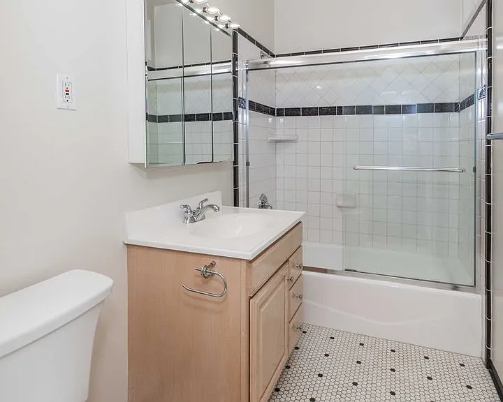 Top Floor 1br. Remodeled! W/D In-Unit! Dishwasher! — Photo 7