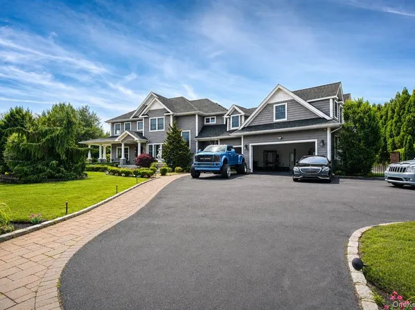 30 Hampton Drive, Center Moriches, NY 11934