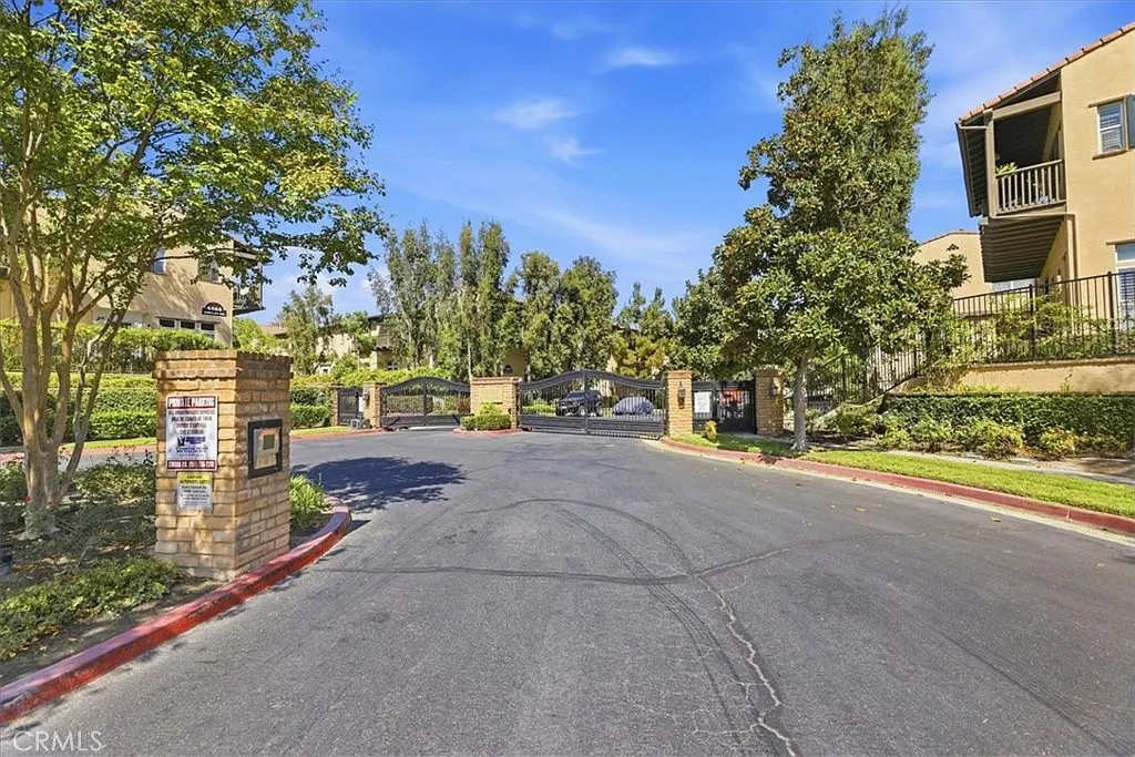 4433 Owens St — Photo 3