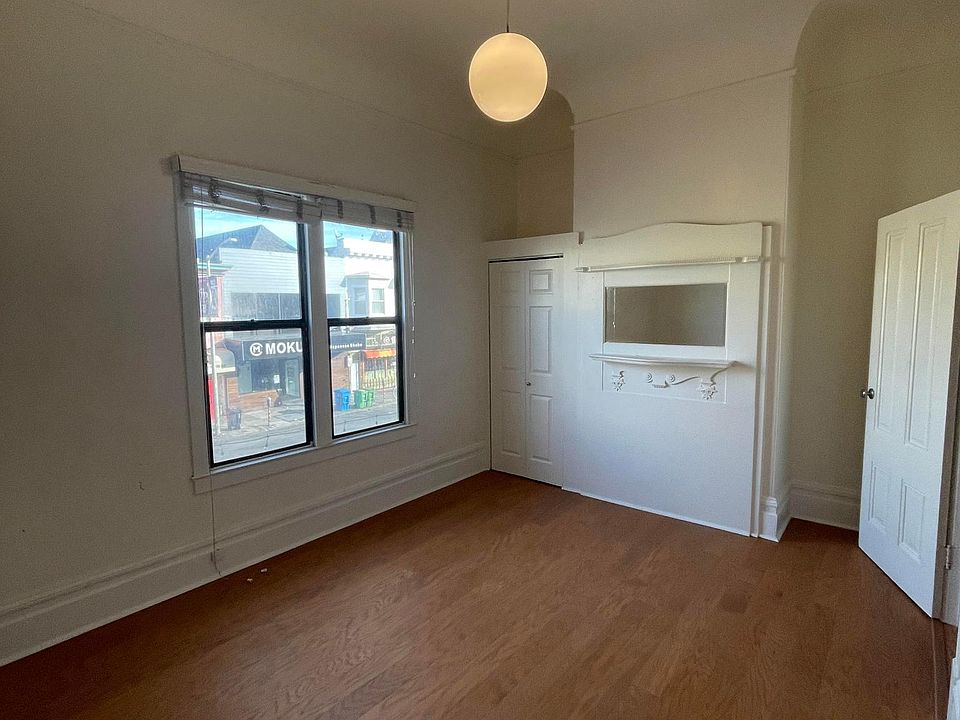 Bedroom 1 : spacious with closet space