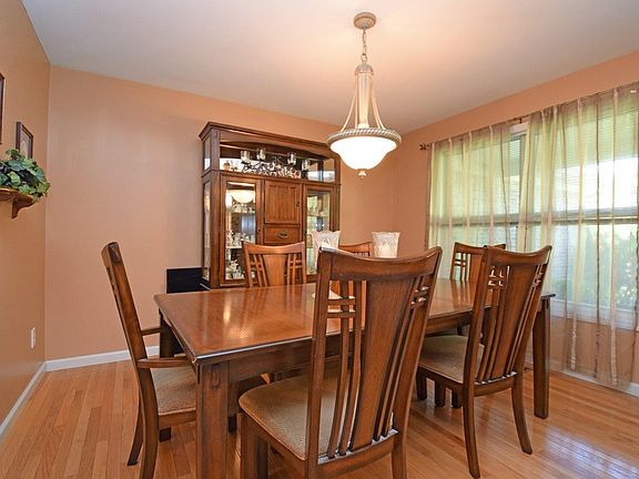 5th image of 1833 Helens Way