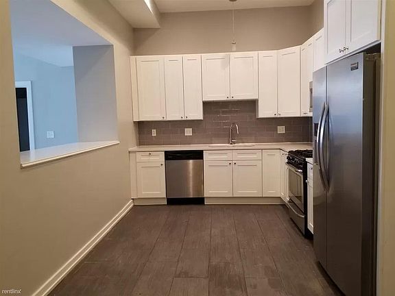 2nd image of 7064 N Clark St #205