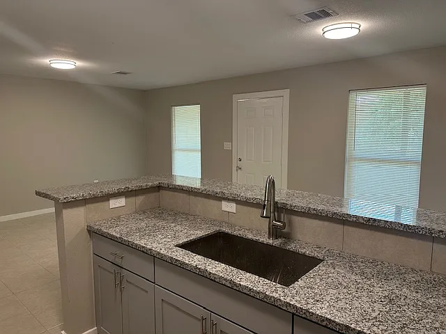 Leonora Apartments — Photo 11