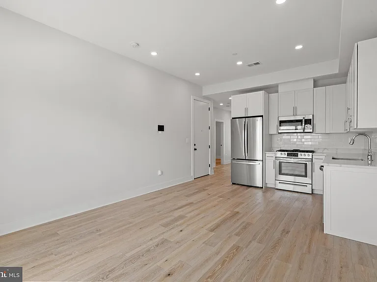 1130 Penn St NE #6 — Photo 3