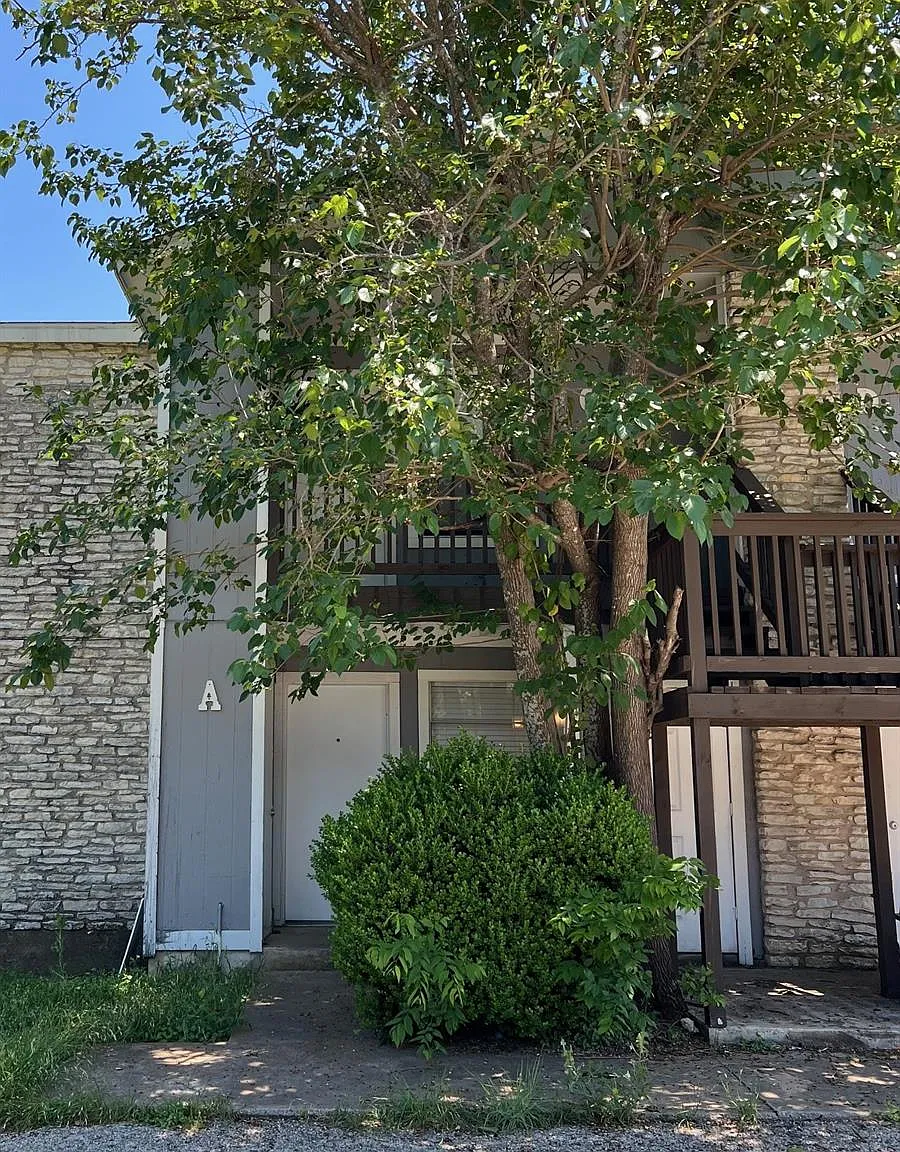 2 bed, 1.0 bath, 780 sqft, $950 — Photo 1