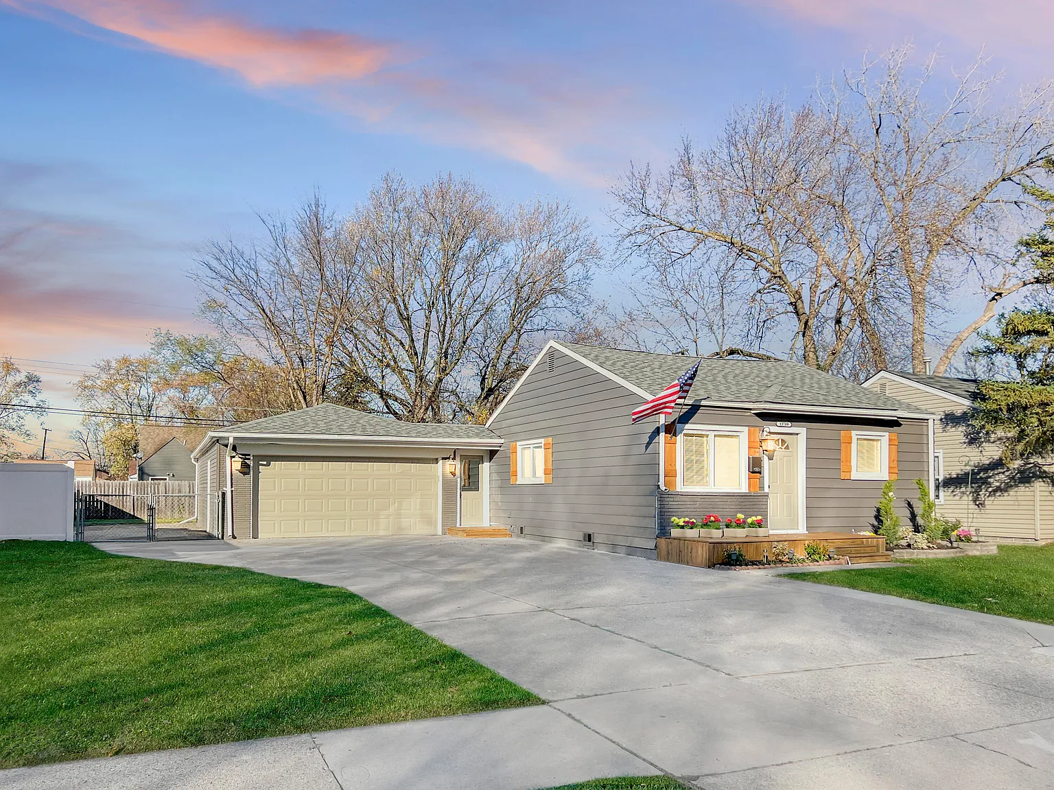 13789 Hendricks Ave photo 1
