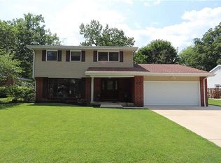 1810 Meadowlake Dr, Charleston, IL