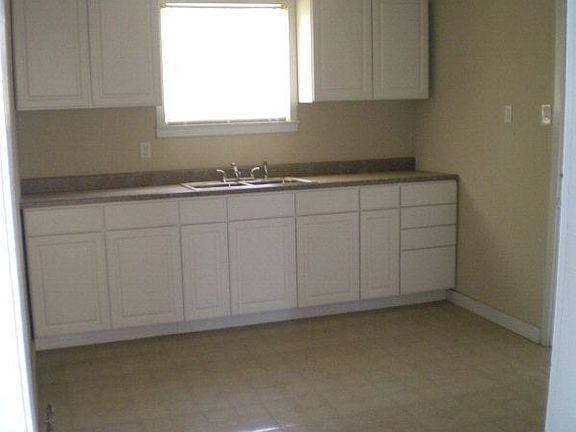 4th image of 903 W 20th St