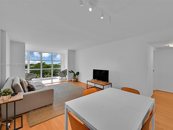 3rd image of 800 Parkview Dr APT 605