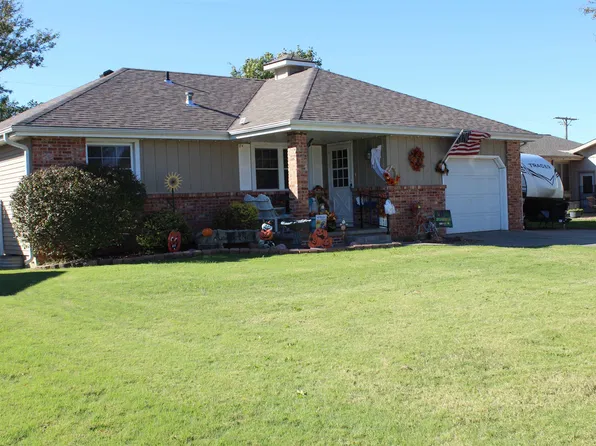 2254 Shalimar Dr, Salina, KS 67401