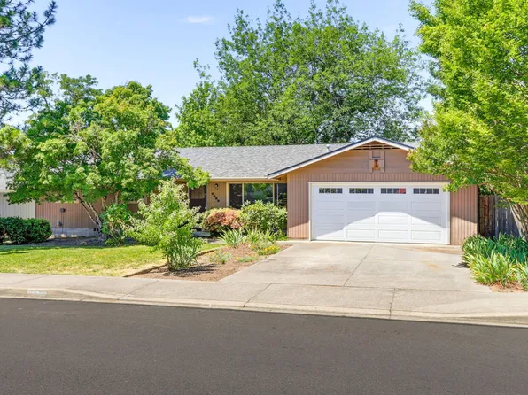 2533 Tahitian Ave, Medford, OR 97504