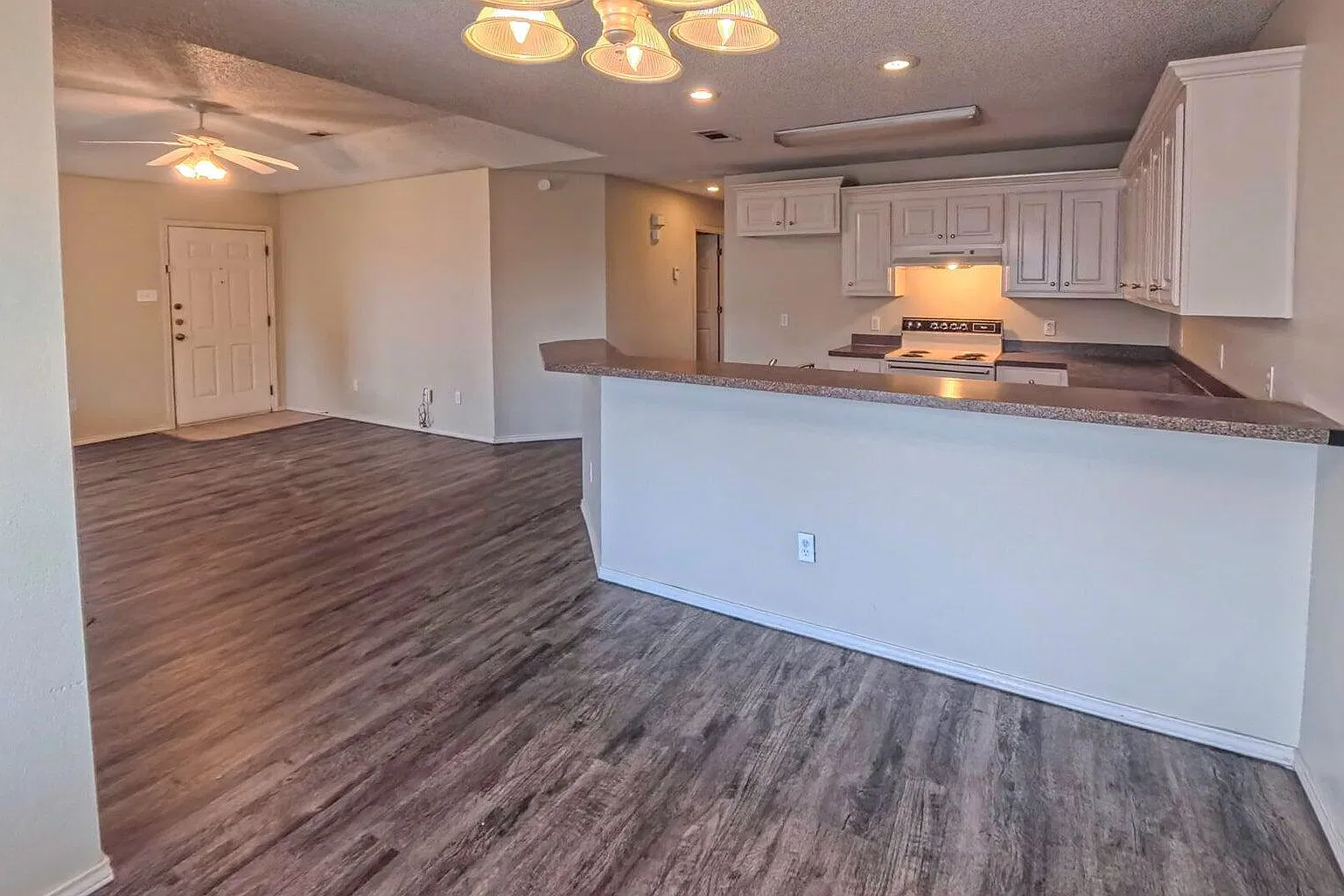 3 bed, 2.0 bath, 1200 sqft, $1,300 — Photo 4