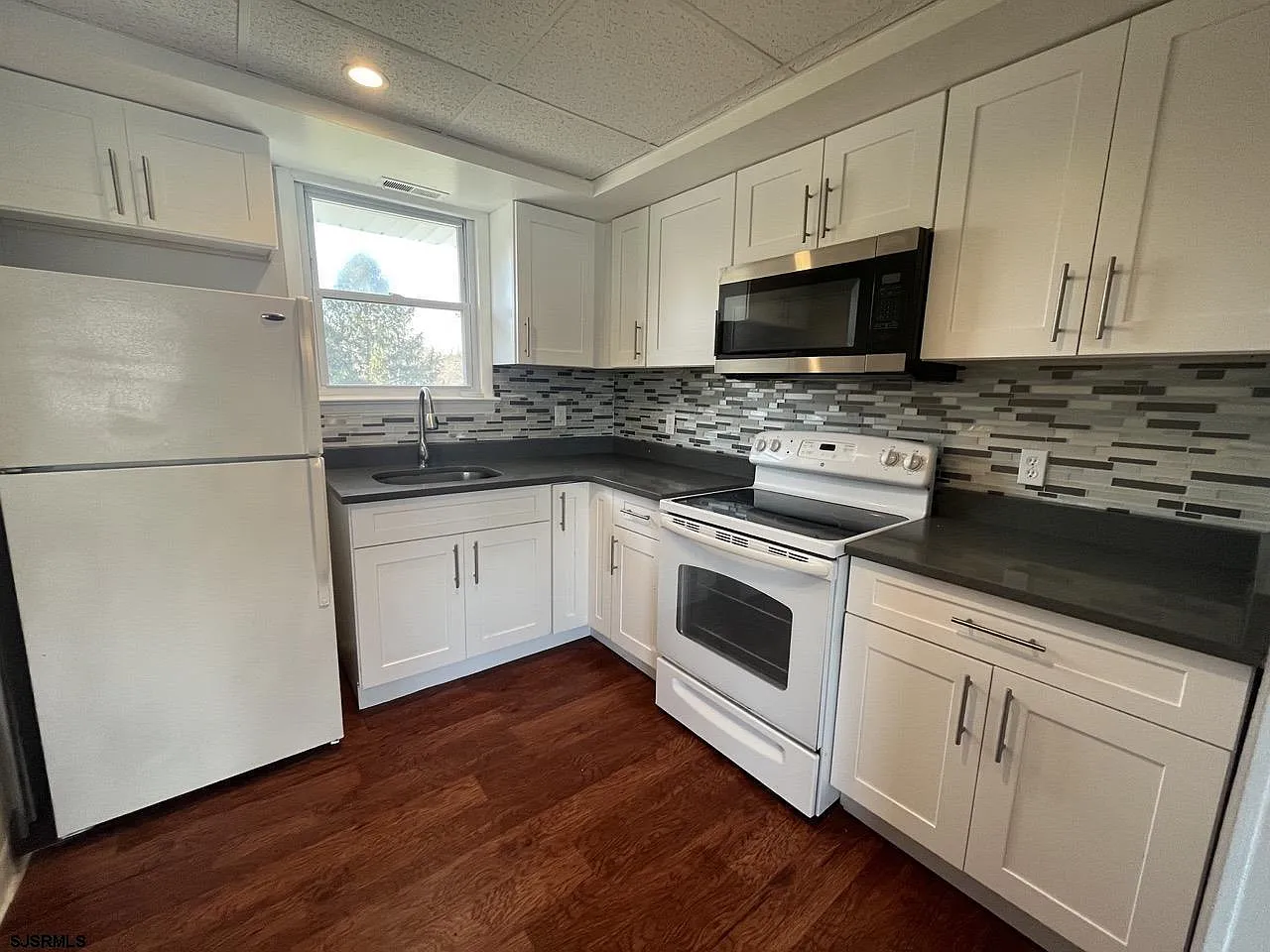 2 bed, 1.0 bath, $2,000 — Photo 2
