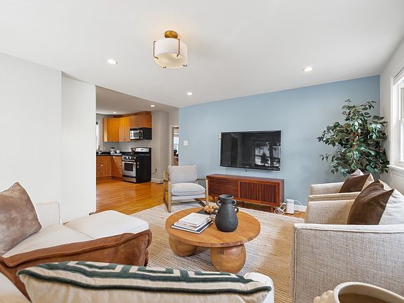 4th image of 24 Harvard St #A
