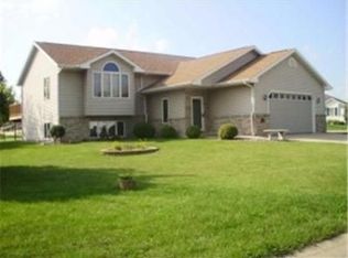 272 Meadowview Dr, Saint Charles, MN 55972