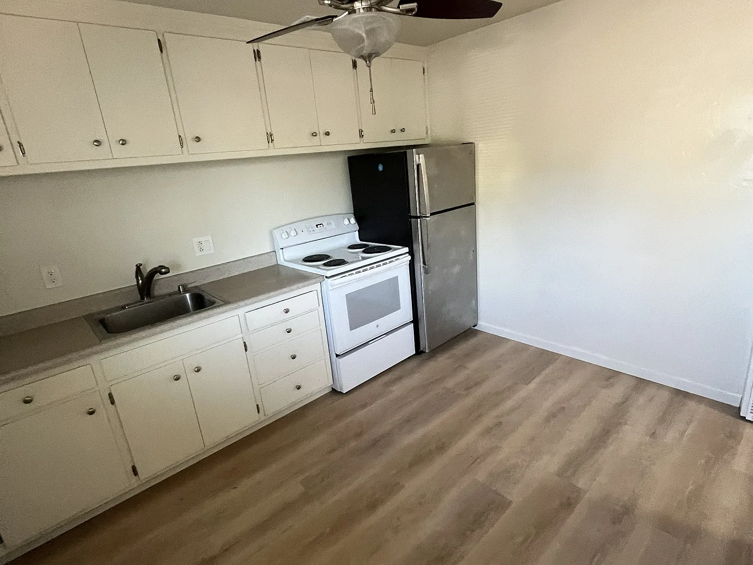 2 bed, 830 sqft, $2,430 — Photo 3