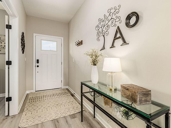4th image of 819 Forest Edge Dr