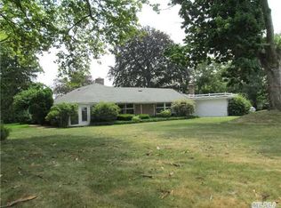 2 Foxwood Rd, Great Neck, NY 11024