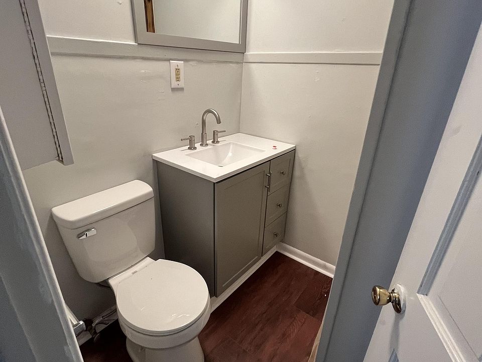 2nd image of 417 Jackson St Unit B